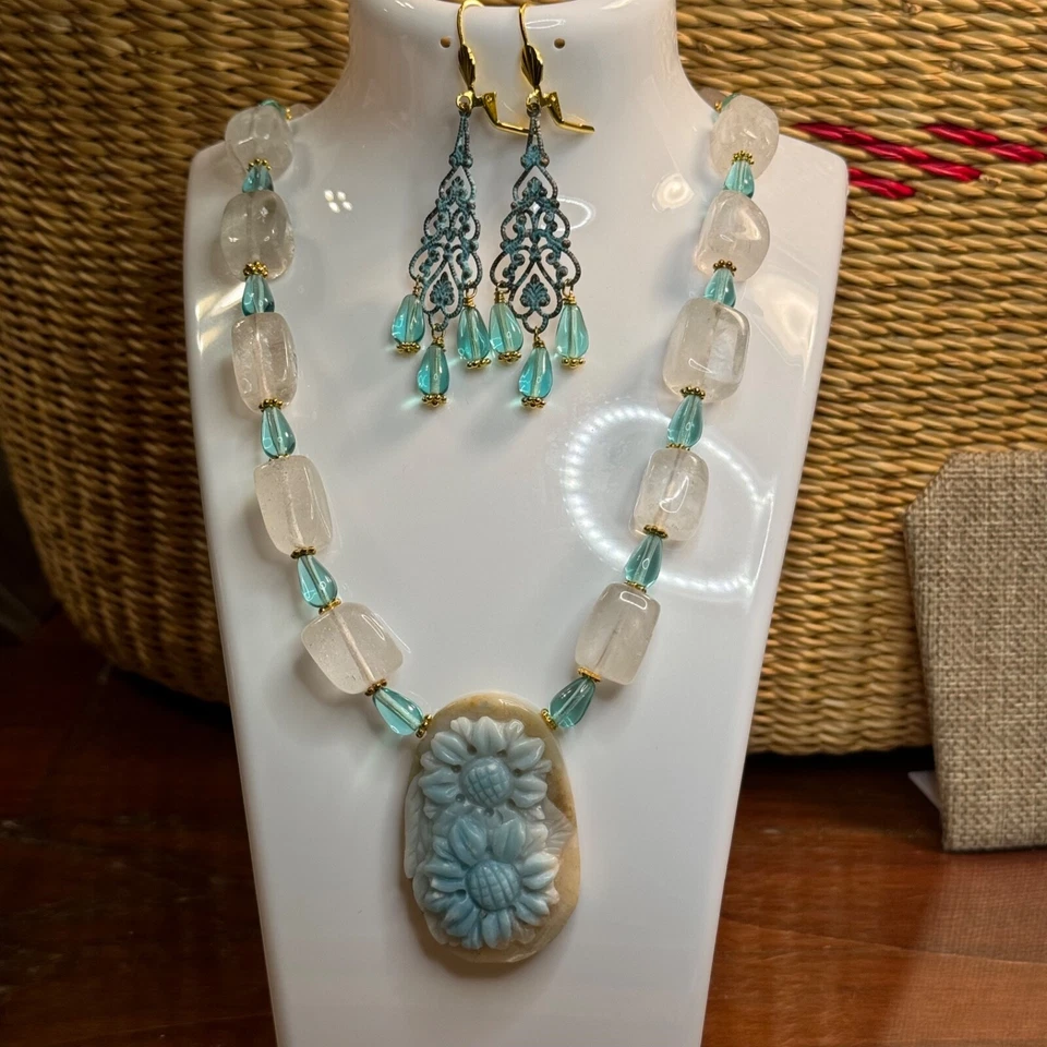 NATURAL HAND CARVED AMAZONITE  FLOWER PENDANT NECKLACE EARRING SET IN GOLD - Image 2 of 4