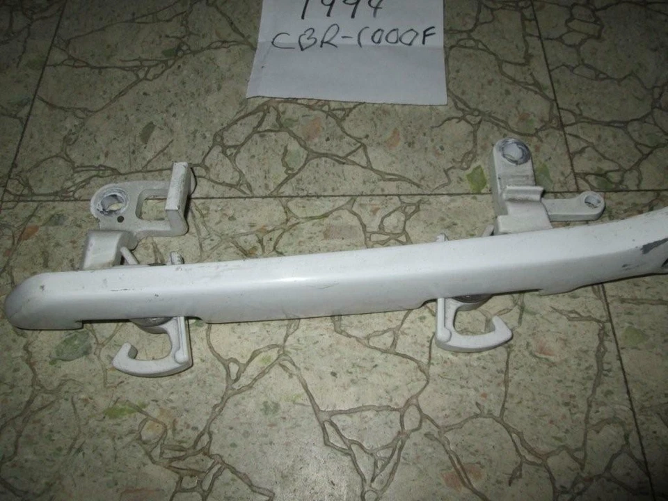 CBR1000F 1990/1994 riel de agarre para pasajeros/barra de agarre 77300-MS2-670ZB Foto 2 de 4