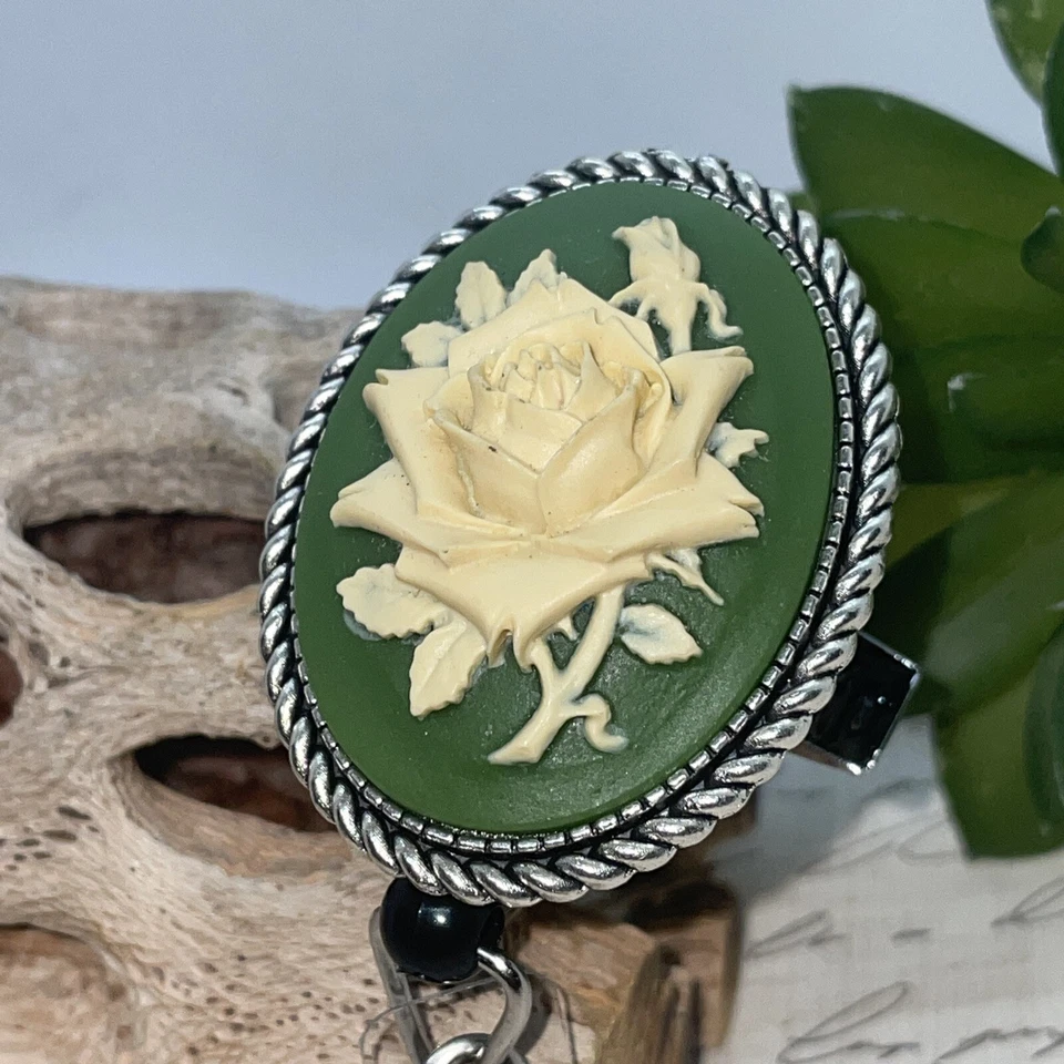 ST PATRICKS IRLANDÉS Verde Rosa Enfermera Cordón Carrete Retráctil Tarjeta de Identificación Porta Insignia Foto 3 de 4