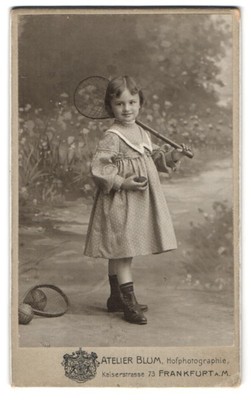 Fotografie Atelier Blum, Frankfurt / Main, Mädchen im Sommerkleid mit Tennissch 