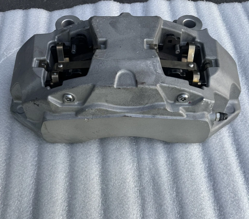 Оригинальный серебристый передний правый тормозной суппорт Brembo 1250622-00-D Tesla Cybertruck 2024 - Изображение 3 из 4