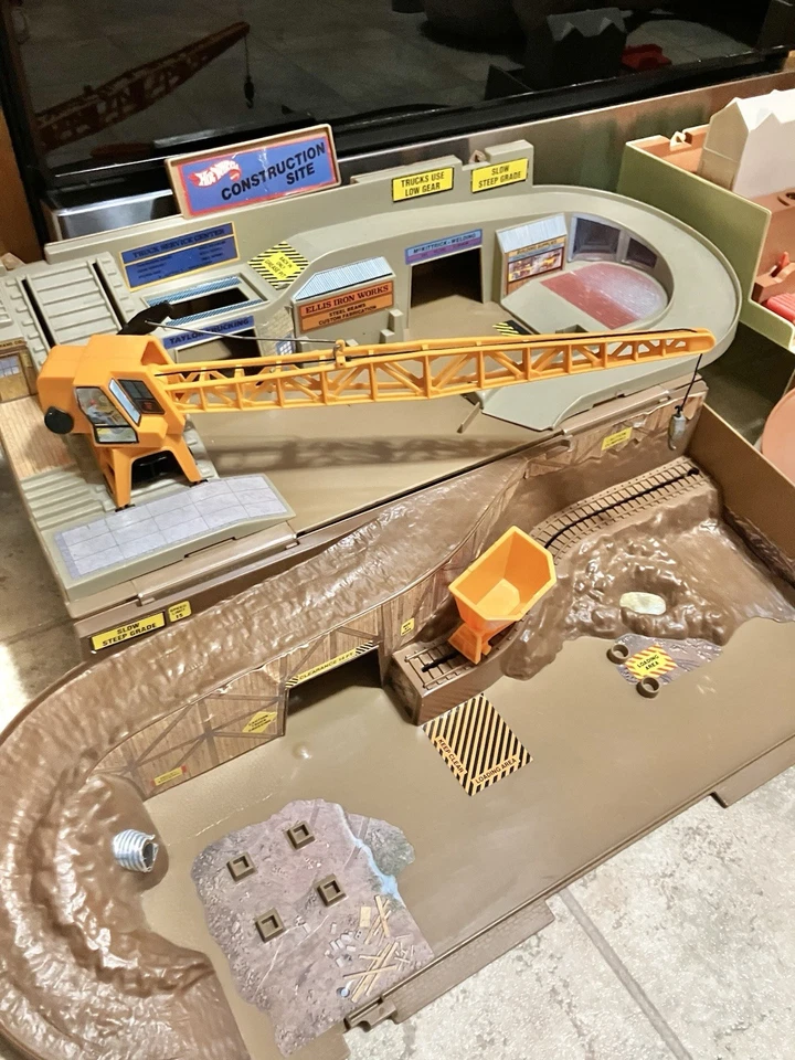 Mattel Hot Wheels City & Construction Site Sto N Go Lot Of 2 Playsets 1980 & 82 - Image 2 of 4