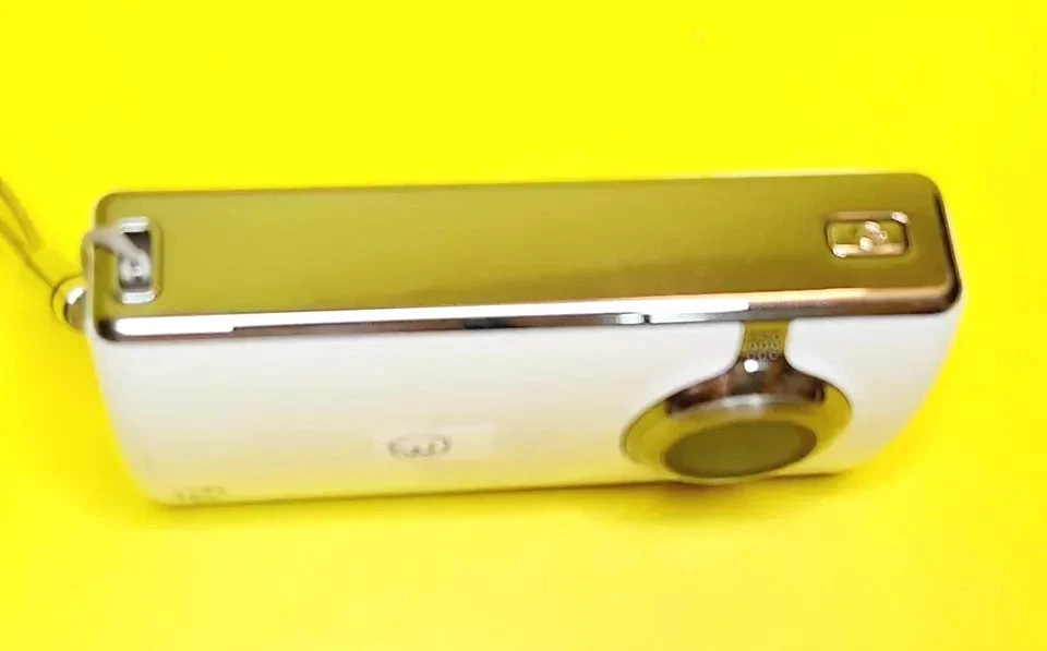 FLIP PURE DIGITAL U2120W ULTRA VIDEO CAMERA HD 2ND GENERATION CAMCORDER WHITE - Image 2 of 4