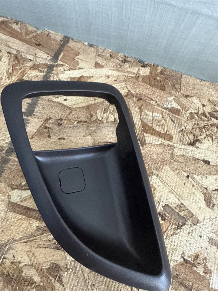 2010-2015 Hyundai Tucson Right Interior Door Handle Bezel Trim — 第 2/4 张图片