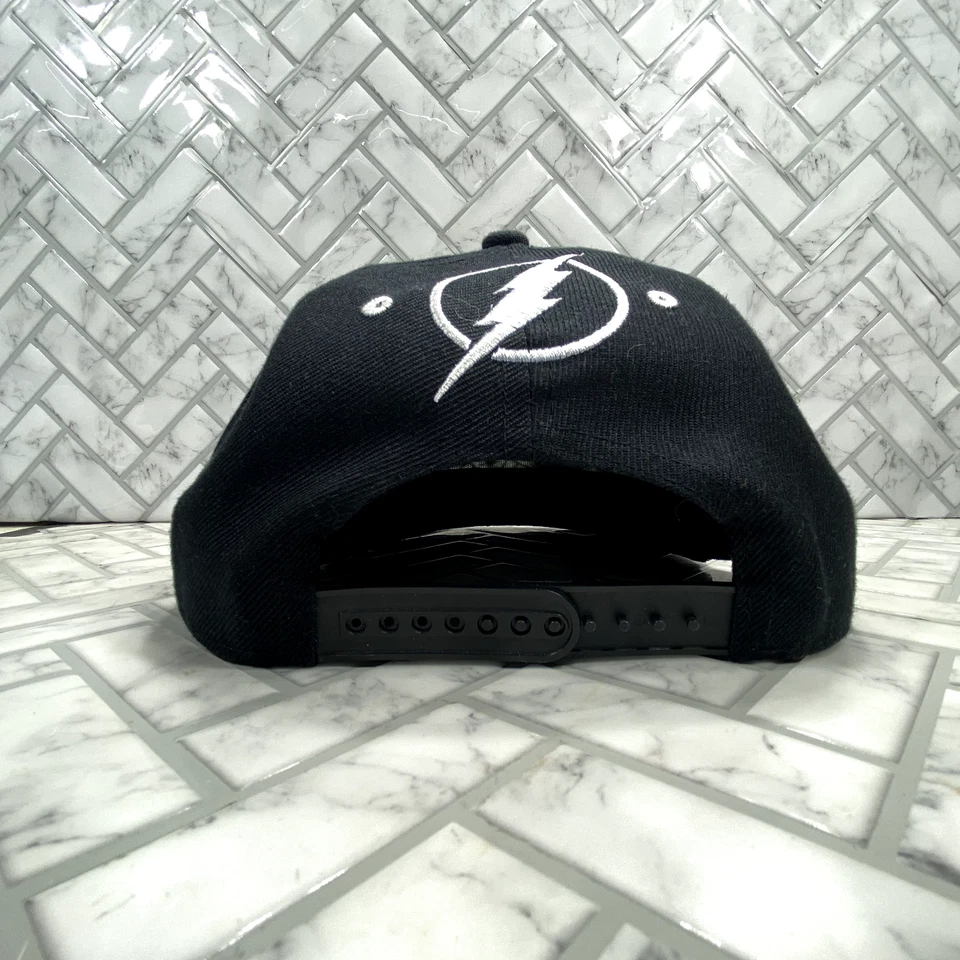 Gorra de béisbol The Flash DC Comics blanca y negra ajustable con cierre a presión Foto 4 de 4