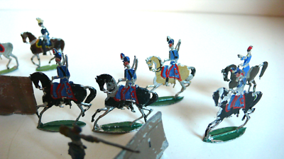 PLATS D'ÉTAIN LOT 14 SOLDATS (ht 27 mm) - 8 CAVALIERS (Ht 40
