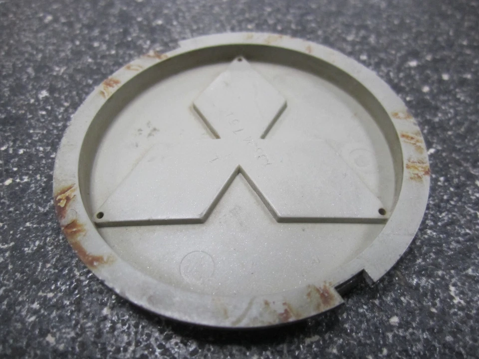 Mitsubishi 3000 GT 1991-1999 OEM tapa central plateada 2,25" 57 mm XB624751 - uno/1 Foto 4 de 4