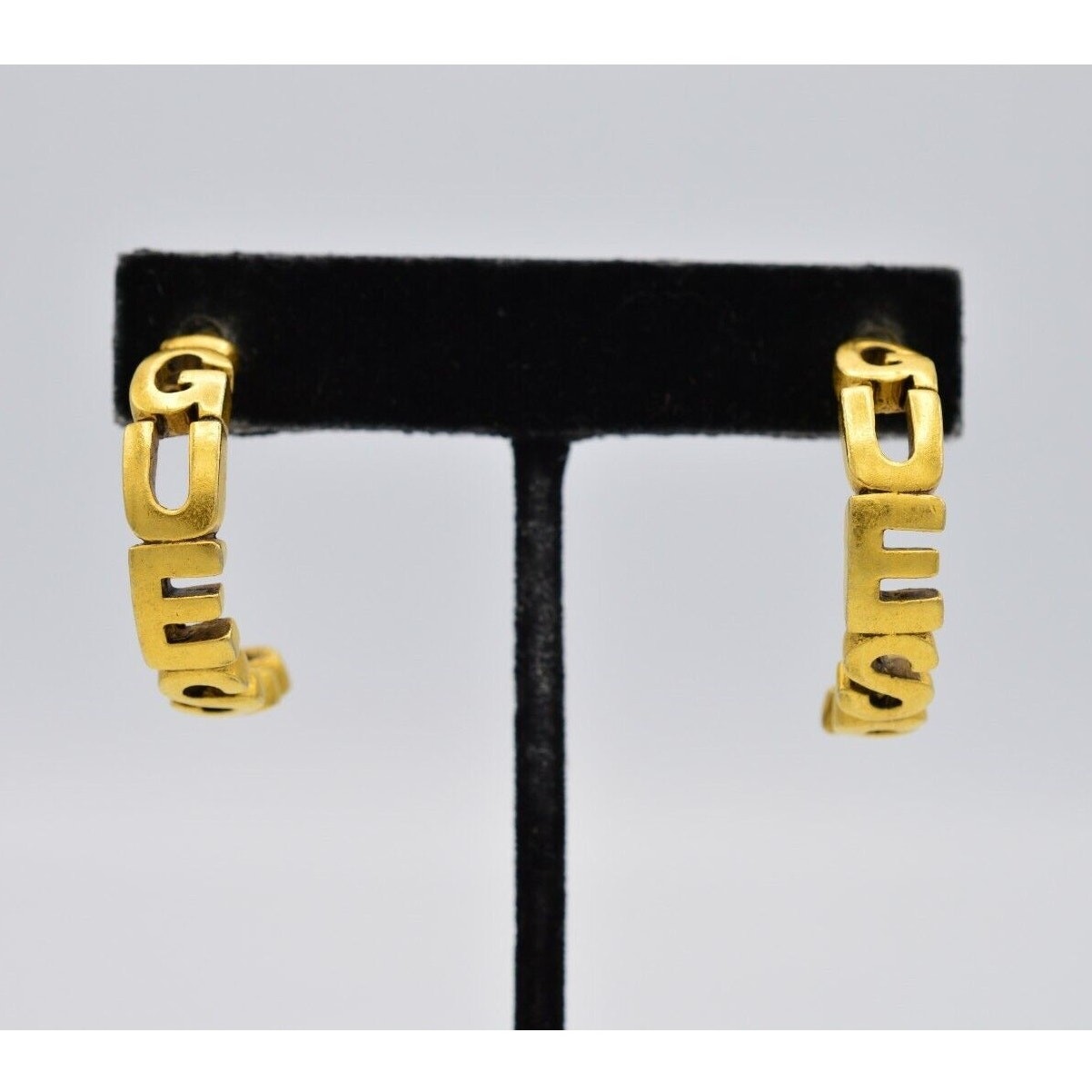 Pendientes de aro GUESS vintage con logotipo letras doradas mate cepilladas gruesas años 90 BinW