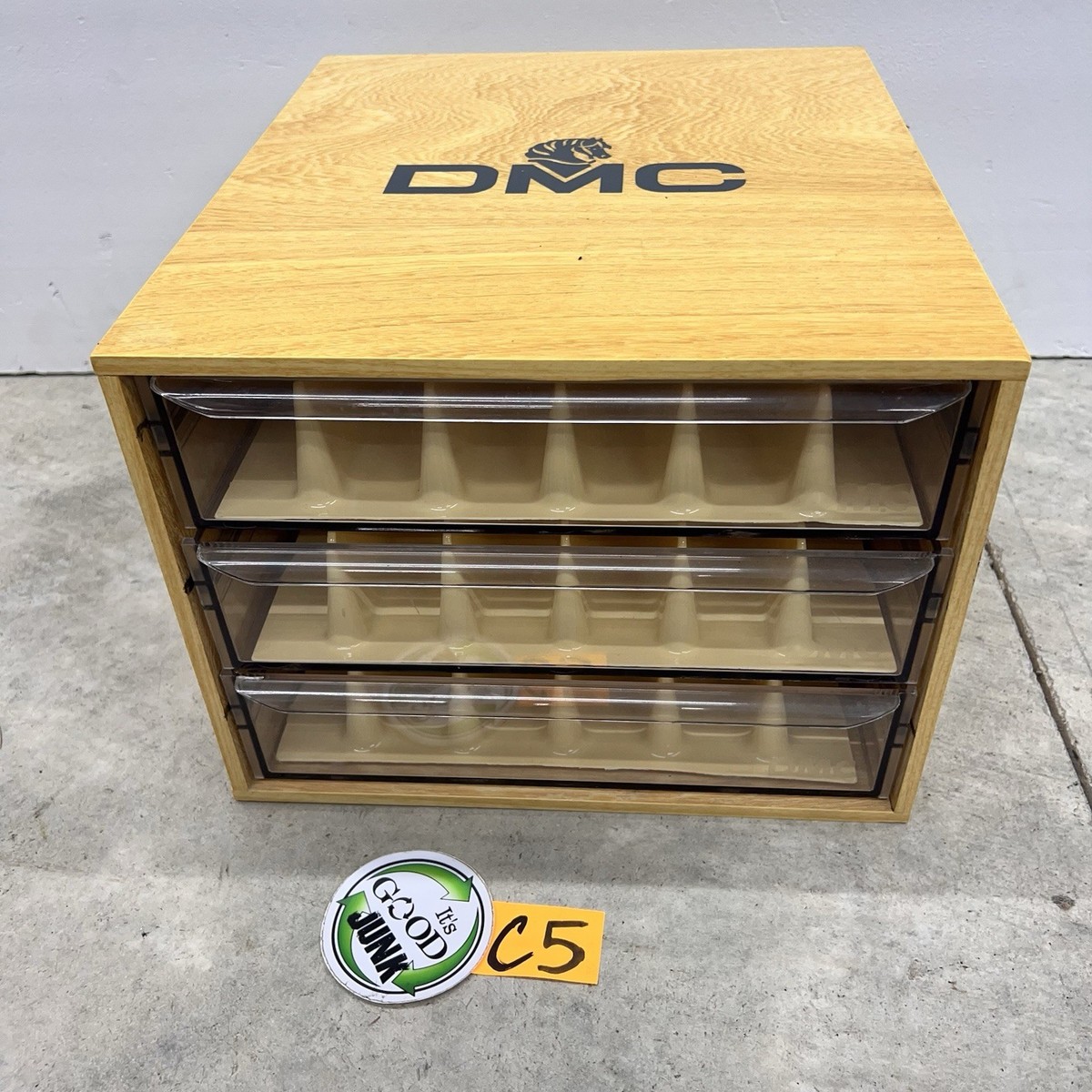 DMC ビンテージ引き出し Vintage Wooden Chest with 500 skeins assortment