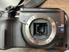 Comes with lens   OLYMPUS E-300 digital SLR camera body