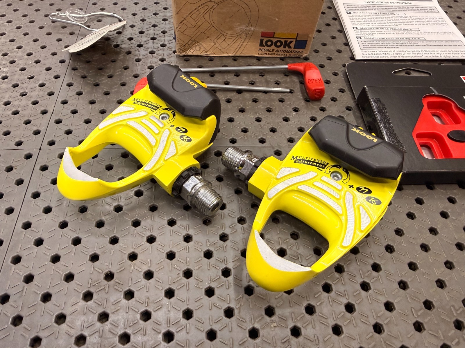 BRAND NEW NOS LOOK PP396 CLIPLESS PEDALS - PRO TEAM SPECIAL EDITION - YELLOW