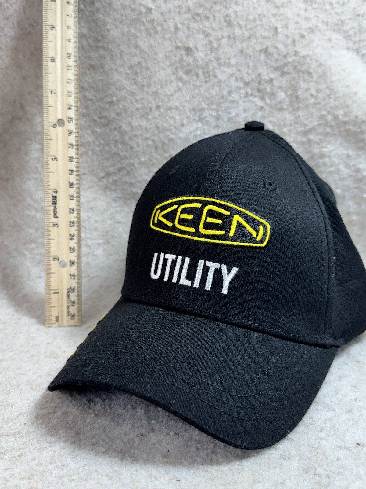Cappello vintage Keen Utility nero e giallo con logo ricamato flex fit