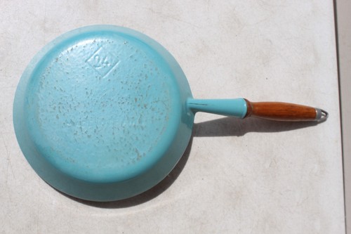 Vintage Le Creuset France #24 Skillet Blue Black Enameled Cast Iron Wood handle - Picture 10 of 17