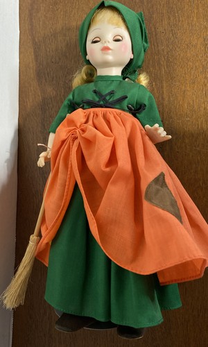 Madame Alexander 14 Zoll armes Aschenputtel mit Besen #1540 Puppe Made in USA mit Etikett  - Bild 10 von 10