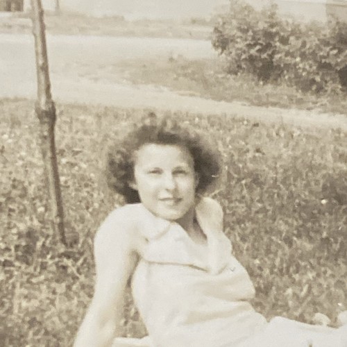 1942 Cute Pretty Sexy Girl Lying on Towel Risqué Legs Original Real Photo P10z60 - Picture 5 of 14
