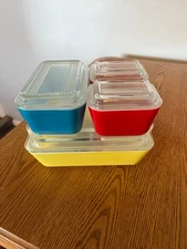 Set of 4 Vintage Pyrex Refrigerator Dishes w/lids Primary Colors Red Blue Yellow