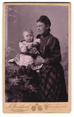 Photograph A. Bernhard, Ballenstedt, Kastanien-Allee 307, mother with toddler  