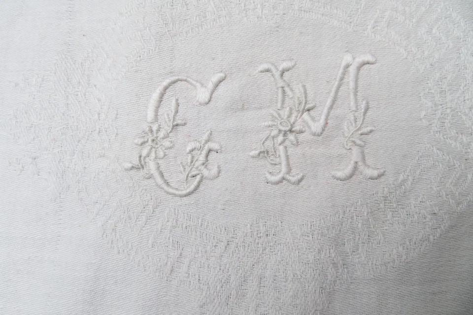 NAPPE ancienne brodée GM Damassé de COTON blanc et rouge 135 cm X 120 cm - Photo 3/3