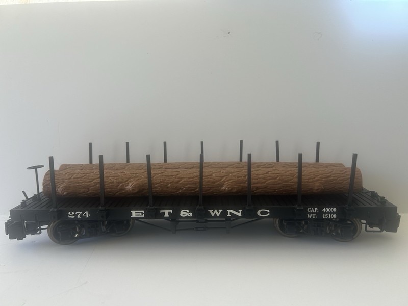 BACHMANN  # 274 ET & WNC FLAT CAR W/ STAKES W/ METAL WHEELS & 2 Logs