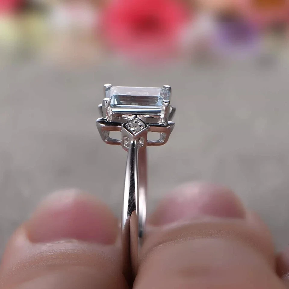 Anillo de lujo con halo de aguamarina de corte esmeralda de 2,50 quilates enchapado en oro blanco de 14 quilates Foto 3 de 4