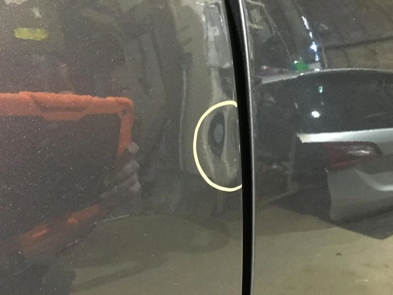 Серая небольшая вмятина на заднюю дверь со стороны правого пассажира для BMW 328i 2012-2018 годов выпуска - Изображение 4 из 4