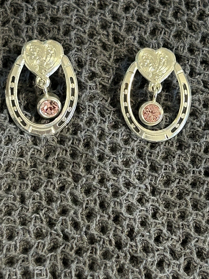 Brincos de coração Montana Silversmiths Lucky ferradura com pendentes de strass rosa - Imagem 2 de 4