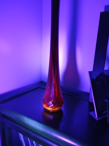 Vintage Swung Glass Vase Amberina LE Smith Dominion Diamond Pattern 19" GLOWS! - Picture 16 of 17