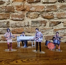 The Beatles figures cristal clear acrylic color Magical Mystery Tour, so real! 