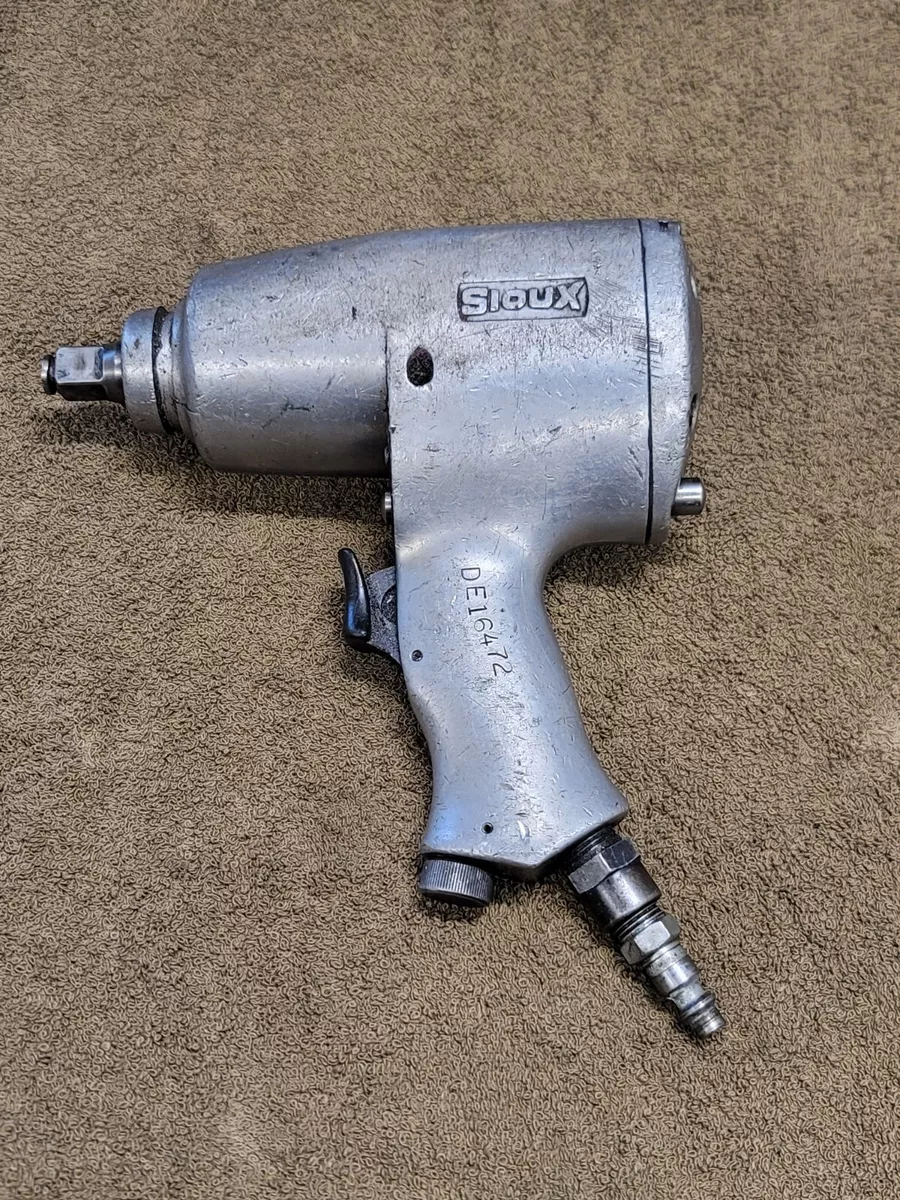 Pneumatic outlet air wrench