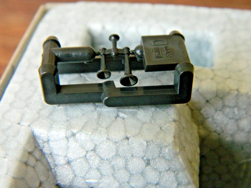 KATO HO Scale Chicago & North Western EMD SD40 Diesel Locomotive #37-018 (AS-IS) - Image 3 of 4