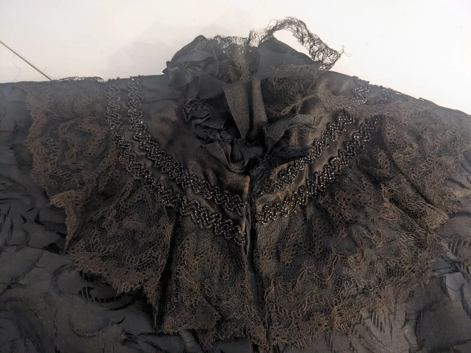 Conjunto de luto victoriano - Falda negra antigua, chal de encaje y sombrilla Foto 2 de 4