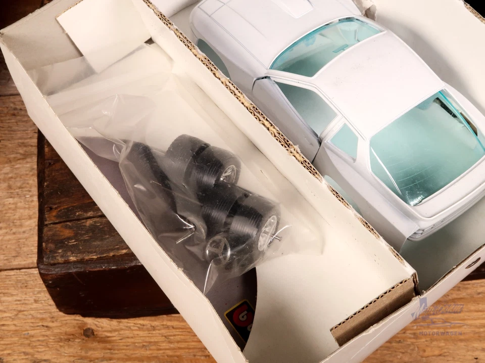 Bburago Metal Kit Cod. 5199 Porsche 924 Turbo Racing Box OVP 1/24 vintage rare - Bild 4 von 4