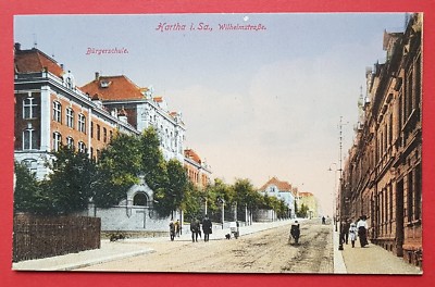 AK HARTHA in Sa. um 1910 Blick in die Wilhelmstrasse mit Bürgerschule    ( 28003