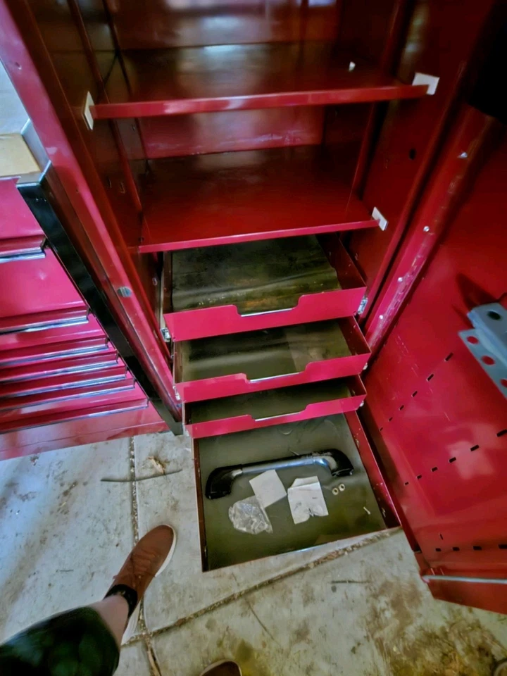 Caja de herramientas Snap-On serie Master de 54 pulgadas con armario en rojo arándano Foto 2 de 4