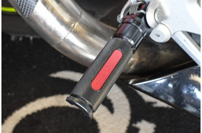 Cale-Pieds Passager Arrière Noir-Rouge Pour TRIUMPH SCRAMBLER 1200 XE/XC 2019-20 - Photo 3/4