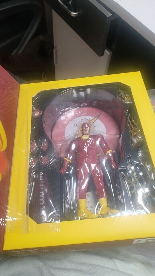 NEW Mezco DC COMICS THE FLASH ONE:12 Action Figure