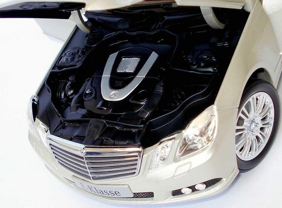 Minichamps Mercedes E-Klasse (W212) Elegance Pearl Beige 1