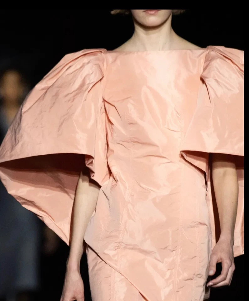 Vestido Corto Givenchy Nuevo Con Etiquetas Otoño 2019 Pasarela Melocotón Claro Mangas Capa F 36 EE. UU. 2 Foto 2 de 4