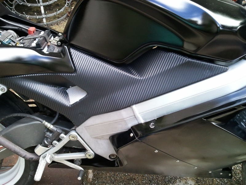 Film carbone 3D 200x50 cm noir pour moto Ducati Monster et Sport