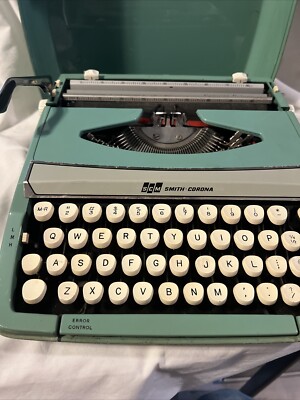 Vtg 1970's SCM Smith-Corona Corsair Deluxe Blue Aqua Portable