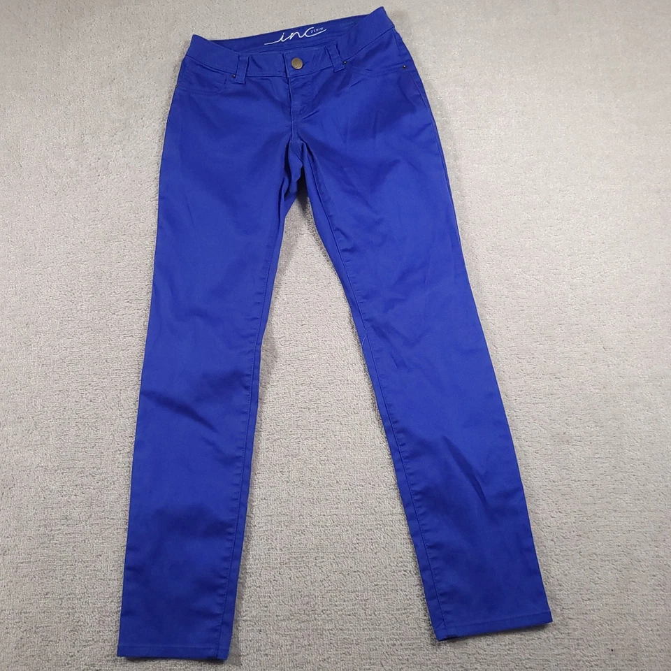 Pantalones de mezclilla INC para mujer 2 azules pierna ajustada calce curvilíneo elásticos informales 5 bolsillos Foto 2 de 4