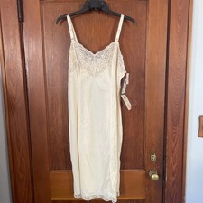 Vintage Wonder Maid Cream Colored Full Slip Lace Shoulder Straps Trim Sz. 40