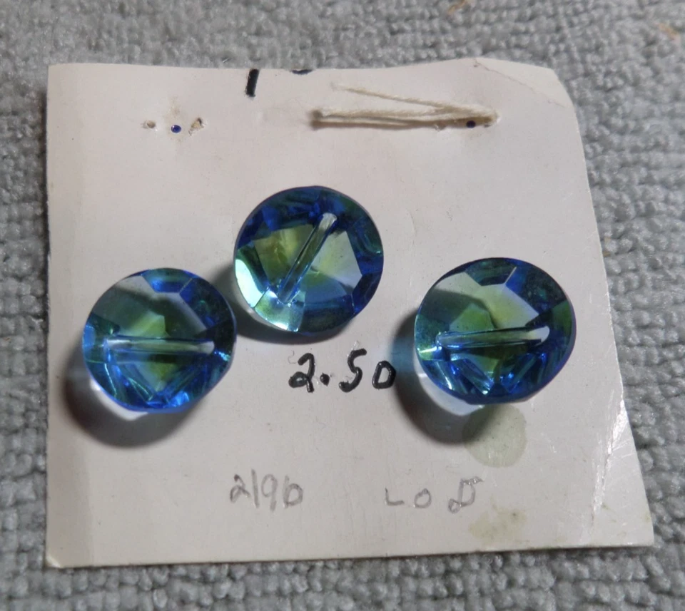 33 Vintage Antique Translucent Glass Picture Buttons - Image 3 of 4