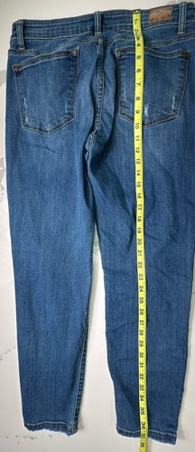 Women Judy Blue Distressed Relaxed Fit Denim Jeans Size 13/31 116380 - Picture 2 of 6