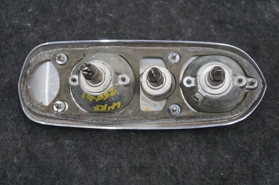 Lámpara de luz trasera izquierda del lado del conductor OEM Rolls Royce Silver Shadow 1973 Foto 3 de 4