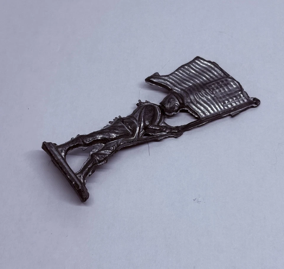 "Soldado de juguete de plomo sólido vintage de los años 50 con bandera estadounidense EE. UU. 3"" sin pintar X" Foto 4 de 4