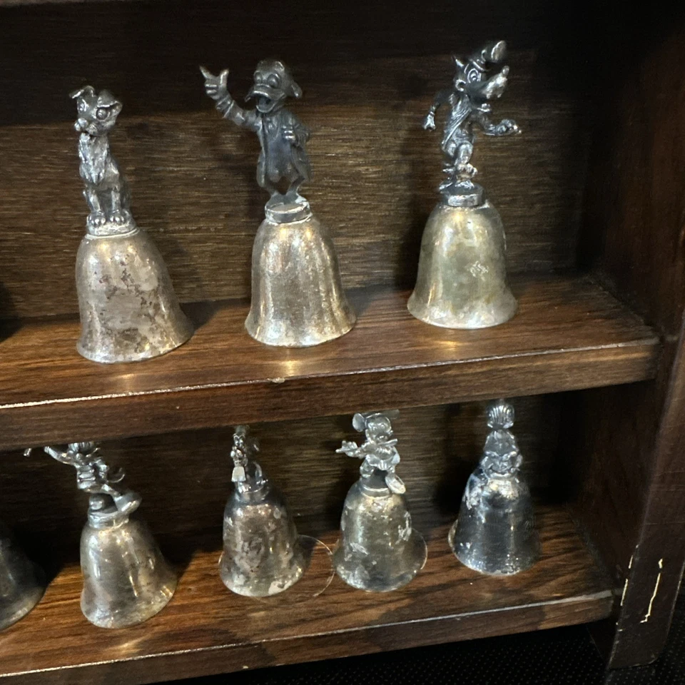 Lote de 23 campanas de peltre plateadas de la Sociedad de Coleccionistas Disney NE de colección Foto 4 de 4