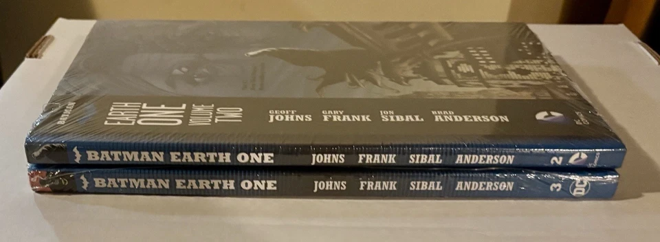 Lote de tapa dura sellada Batman Earth One volumen dos y tres - DC Comics Foto 3 de 3