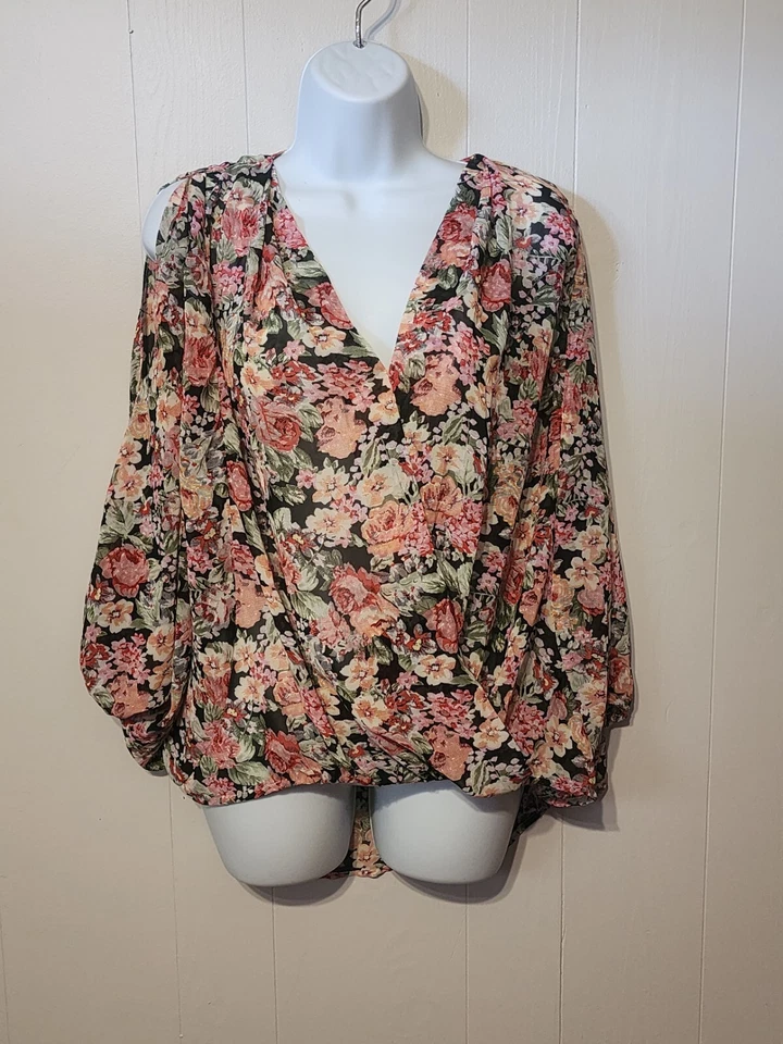 Блузка Charlotte Russe размер XL с цветочным рисунком искусственная с запахом рукава с разрезом через плечо Hi Lo A606 - Изображение 2 из 4