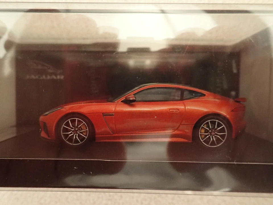 Concesionario Jaguar Modelo JDDC001ORY 1:43 Jaguar Tipo F SVR Cupé Fuegos y Intacto Foto 2 de 4